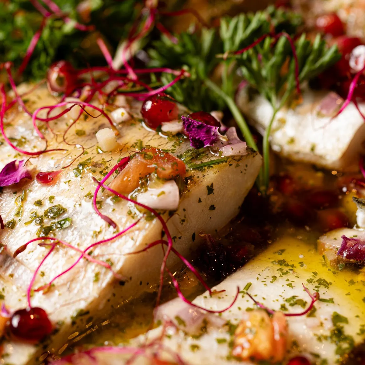 Pizza garnie de radis, de fromage, d'olives et d'herbes fraîches